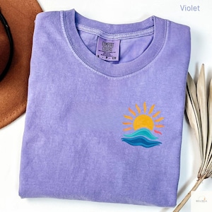 Camiseta Comfort Colors Sun & Waves: playera bohemia minimalista