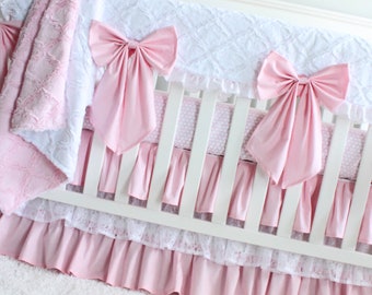 Linge de lit pour bébé fille. Jupe pour lit de bébé à volants en dentelle rose et blanche.