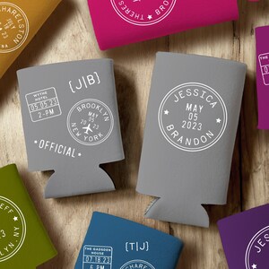 Fundas para latas de boda con sellos postales, enfriadores de latas con sellos para regalos de boda, obsequios de cena de ensayo, regalos de boda, fundas de colores personalizados