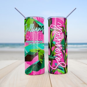 Pu&ograve; includere: Due bicchieri in acciaio inossidabile con motivo a foglie tropicali rosa e verdi con coperchi e cannucce. Un bicchiere dice "Jillian's 40th South Beach June 22, 2024" e l'altro dice "Savannah".