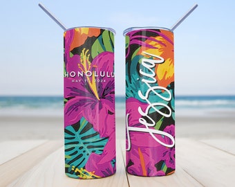 以下が含まれることがあります： ふた付きストロー付きのステンレス製タンブラー2個。1つのタンブラーには、「Honolulu May 11, 2024」というテキストが書かれた熱帯の花柄がプリントされています。もう1つのタンブラーには、筆記体で「Jessica」という名前が書かれた熱帯の花柄がプリントされています。