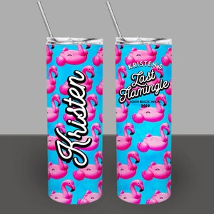 Op de afbeelding: Een roze en blauwe roestvrijstalen beker met een flamingo-zwembandontwerp en de tekst "Kristen's Last Flamingle South Beach, Miami 2019".