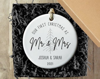 Custom Newlywed Mr and Mrs Christmas Tree Ornament, Modern Minimalism Tree Ornament, Personalized Christmas Gift Ornaments Name and Date