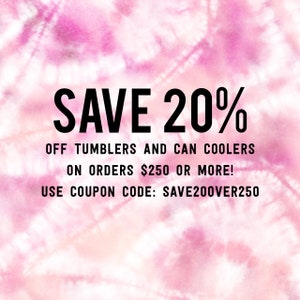 K&ouml;nnte beinhalten: Ein rosa-wei&szlig;er Tie-Dye-Hintergrund mit schwarzem Text, der "SAVE 20% OFF TUMBLERS AND CAN COOLERS ON ORDERS $250 OR MORE! USE COUPON CODE: SAVE200VER250" lautet.