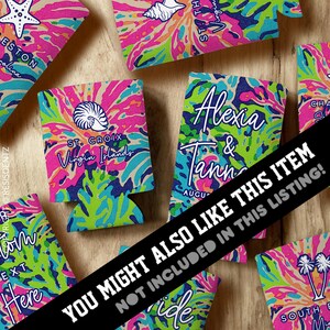 Pu&ograve; includere: Un set di refrigeratori per lattine colorati con un motivo tie-dye. I refrigeratori presentano vari disegni, tra cui una conchiglia, una conchiglia di nautilus, palme e testo che dice "St. Croix Virgin Islands" e "Alexia & Tann".