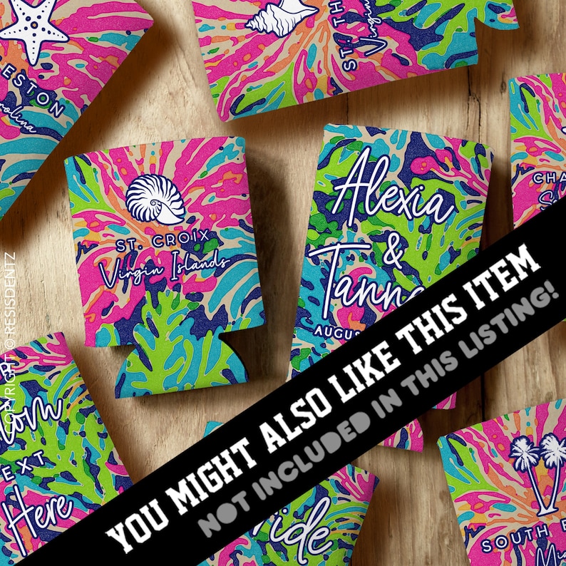 Pu&ograve; includere: Un set di refrigeratori per lattine colorati con un motivo tie-dye. I refrigeratori presentano vari disegni, tra cui una conchiglia, una conchiglia di nautilus, palme e testo che dice "St. Croix Virgin Islands" e "Alexia & Tann".
