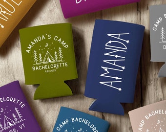 Camp Bachelorette Cozie Can Coolers - Personalisierte Gastgeschenke - Camping Trip Bachelorette - Hochzeit Cozie Gefälligkeiten - Schlank und Standard Größe