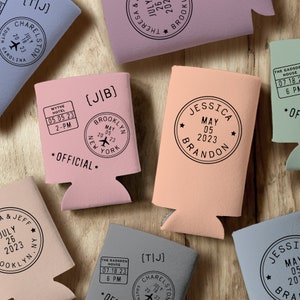 Regalos de boda, fundas para sellos postales para bodas, enfriadores de latas para regalos de boda con sellos, obsequios para cenas de ensayo, fundas de colores personalizados