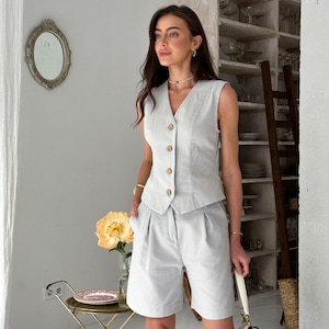 Conjunto de camiseta y pantalones cortos de algodón y lino: un atuendo informal y elegante para el verano.
