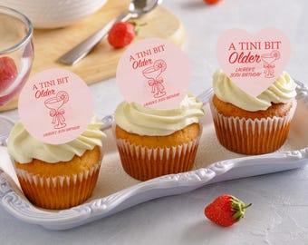 Ein Tini Bit älterer Geburtstag Cupcake Toppers/EDIBLE Cocktail Toppers/Martini Geburtstagsparty Getränkedekorationen/30. Geburtstagsfeier Toppers