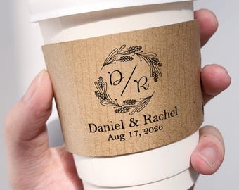 ウェディングコーヒーカップのカスタマイズ - 名前と日付入りのパーソナライズされた紙コップとスリーブ、使い捨てのブライダルシャワーの記念品、披露宴のコーヒーバー用品