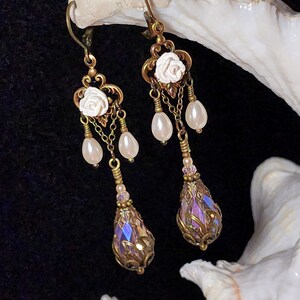 Boucles d'oreilles victoriennes White Rose, lustre gothique en forme de larme rose, mariée édouardienne en perle d'ivoire, bronze doré antique, tentations du Titanic 18019 image 5