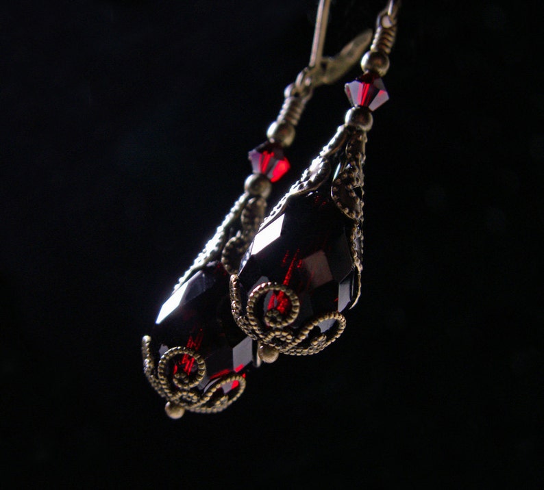 Blood Red Bronze Gothic Earrings, Dark Crimson Red Victorian Drops, Garnet Edwardian, Antique Gold Brass Steampunk Titanic Temptations 12019 Bild 1