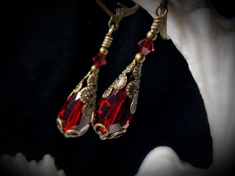 Boucles doreilles gothiques en bronze rouge sang, gouttes victoriennes rouge cramoisi foncé, édouardien grenat, steampunk en laiton dor antique Tentations titanesques 12019 image 5