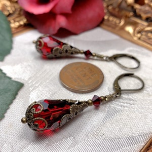 Boucles doreilles gothiques en bronze rouge sang, gouttes victoriennes rouge cramoisi foncé, édouardien grenat, steampunk en laiton dor antique Tentations titanesques 12019 image 4