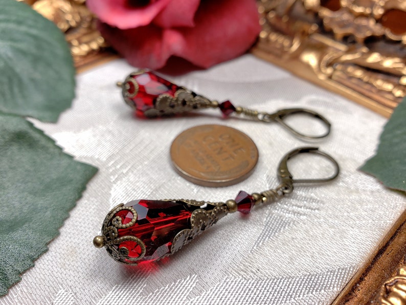 Boucles doreilles gothiques en bronze rouge sang, gouttes victoriennes rouge cramoisi foncé, édouardien grenat, steampunk en laiton dor antique Tentations titanesques 12019 image 4