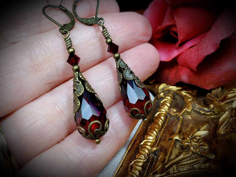 Boucles doreilles gothiques en bronze rouge sang, gouttes victoriennes rouge cramoisi foncé, édouardien grenat, steampunk en laiton dor antique Tentations titanesques 12019 image 3