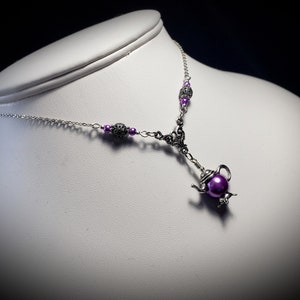 Pendentif de théière en perle violette, perle de cristal daméthyste, théière lilas charme collier victorien, théière antique en argent Titanic Temptations 21012 image 1