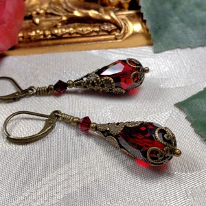 Boucles doreilles gothiques en bronze rouge sang, gouttes victoriennes rouge cramoisi foncé, édouardien grenat, steampunk en laiton dor antique Tentations titanesques 12019 image 9