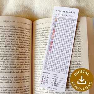Könnte beinhalten: Ein weißer Lesezeichen-Tracker für das Jahr 2025 mit einem Ziel von 30 Büchern. Das Lesezeichen befindet sich in einem offenen Buch. Eine Grafik für den digitalen Download befindet sich unten rechts.