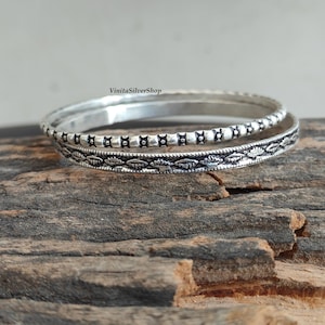 Stapelbart armband i 925 sterlingsilver med prickar och graverade blommor, oxiderat tunt stapelbart armband