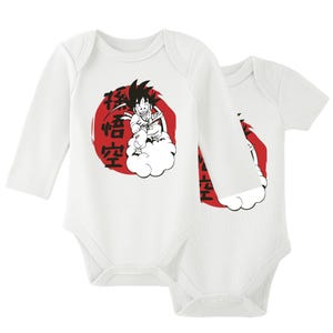 Peut inclure: Deux bodies blancs pour bébés. L'un à manches longues, l'autre à manches courtes. Les deux présentent un cercle rouge avec du texte japonais et un personnage de dessin animé sur un nuage. Le personnage a des cheveux noirs et tient un bâton.