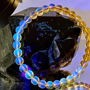 Armband i mexikanskt blått bärnsten 6 mm 7,5" | Naturliga gyllene bärnstenspärlor | UV-reaktivt | Lätt armband | Designat för vuxenbruk - L1413