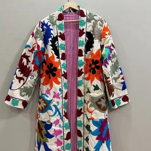 Fluwelen Suzani handgeborduurd kimonojack | Lange mantel aan de voorkant | Boho-bovenkleding | Straatstijl gewaad | Cadeau voor haar | Etnisch boho-jack