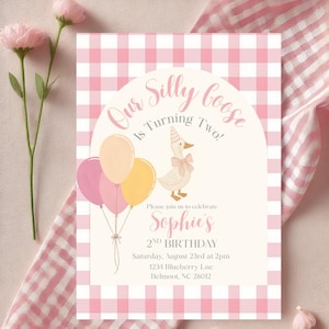 Könnte beinhalten: Geburtstagseinladung mit rosa-weißem Vichy-Muster. Der Text lautet: "Our Silly Goose Is Turning Two!" und "Sophie's 2nd Birthday." Die Einladung zeigt eine Cartoon-Gans, Luftballons und Veranstaltungsdetails.