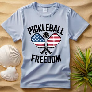 Pickleball Patriótico PNG | Design de Camiseta com Bandeira Americana | Pickleball de 4 de Julho | Download Digital em 300 DPI | Uso Comercial Aprovado