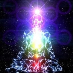 K&ouml;nnte beinhalten: Eine farbenfrohe Illustration einer Person, die meditiert, mit einem Regenbogen aus Licht, der von ihrem K&ouml;rper ausgeht. Der Hintergrund ist dunkelblau mit Sternen und violetten Kreisen.