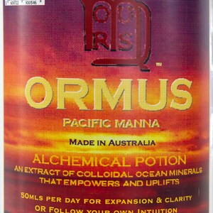 K&ouml;nnte beinhalten: Eine braune Glasflasche mit einem gelben Etikett, auf dem "ORMUS PACIFIC MANNA" und "ALCHEMICAL POTION" steht. Das Etikett enth&auml;lt auch den Text "Elixir of Life", "Made in Australia", "An extract of colloidal ocean minerals that empowers and uplifts", "50mls per day for expansion & clarity or follow your own intuition", "740mls/25fl.oz" und "sales@alchemicalelixirs.com".