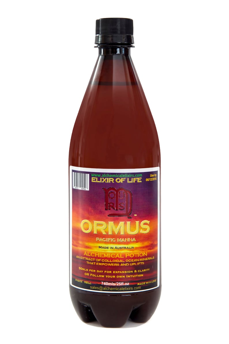 K&ouml;nnte beinhalten: Eine braune Glasflasche mit schwarzem Verschluss, beschriftet mit "ORMUS Pacific Manna" und "Alchemisches Gebr&auml;u". Die Flasche enth&auml;lt eine dunkle Fl&uuml;ssigkeit und wird in Australien hergestellt. Das Etikett enth&auml;lt auch den Text "Elixier des Lebens" und "740 ml/25 fl.oz".