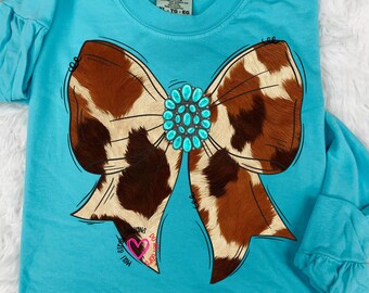 Lazo de vaquera occidental PNG, diseño de camiseta coqueta y femenina, descarga de chica campestre de piel de vaca, chica sureña PNG, estampado de vaca turquesa preppy PNG