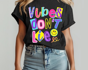 Vibbar ljuger inte PNG, sublimering av flickigt färgglatt positivt citat, trendig retro motivationsskjorta, söt smiley-ansikte, bara bra vibbar PNG