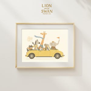 Safari dieren autorit kwekerij Art Print - grillige giraf, leeuw, beer, hond, gele cabriolet - speelse wanddecoratie kinderkamer