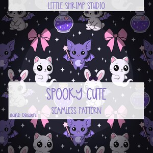 Op de afbeelding: Een naadloos patroon met cartoon vleermuizen, konijnen, katten en toverdrankflessen in paars, wit en roze op een donkere achtergrond met sterren. De tekst "Spooky Cute" en "Hand Drawn" is in het ontwerp opgenomen.