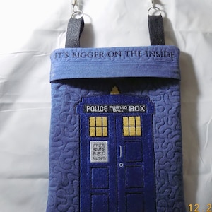 Cartera con cremallera y bandolera de 8,5" x 12" con bordado y acolchado, con el logo "Dr. WHO" (bolsos y carteras bordados)