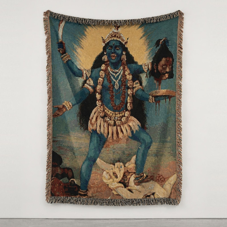K&ouml;nnte beinhalten: Eine gewebte Wandteppichdecke mit einer blauh&auml;utigen Figur mit vier Armen, die eine Krone und eine Totenkopfkette tr&auml;gt. Die Figur h&auml;lt ein Schwert und einen abgetrennten Kopf &uuml;ber einer Schale und steht auf einer liegenden Figur, mit Fransen.