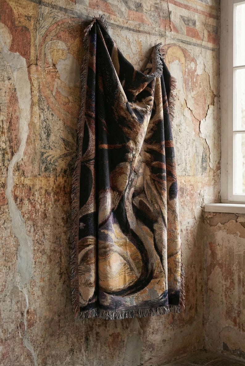 Puede incluir: Una manta tejida rectangular con un dise&ntilde;o abstracto oscuro que presenta patrones de remolinos en tonos negro, marr&oacute;n oscuro, dorado y morado apagado. La manta tiene una superficie texturizada y bordes deshilachados en los lados.