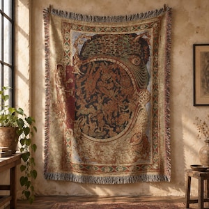 K&ouml;nnte beinhalten: Eine gewebte Wandteppich-Decke mit einer detaillierten, dunkel gehaltenen Illustration eines gro&szlig;en, mythischen Wesens mit offenem Maul, umgeben von einer dekorativen Bord&uuml;re mit roten, gr&uuml;nen und goldenen Mustern und Fransen.