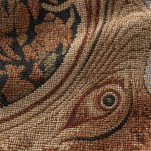 K&ouml;nnte beinhalten: Ein gewebter Stoff mit einem dichten, komplizierten Muster in Braun-, Beige-, Schwarz- und ged&auml;mpften Blaut&ouml;nen. Das Material weist ein strukturiertes, ineinandergreifendes Gewebe mit sichtbaren F&auml;den auf, die organische Formen bilden.