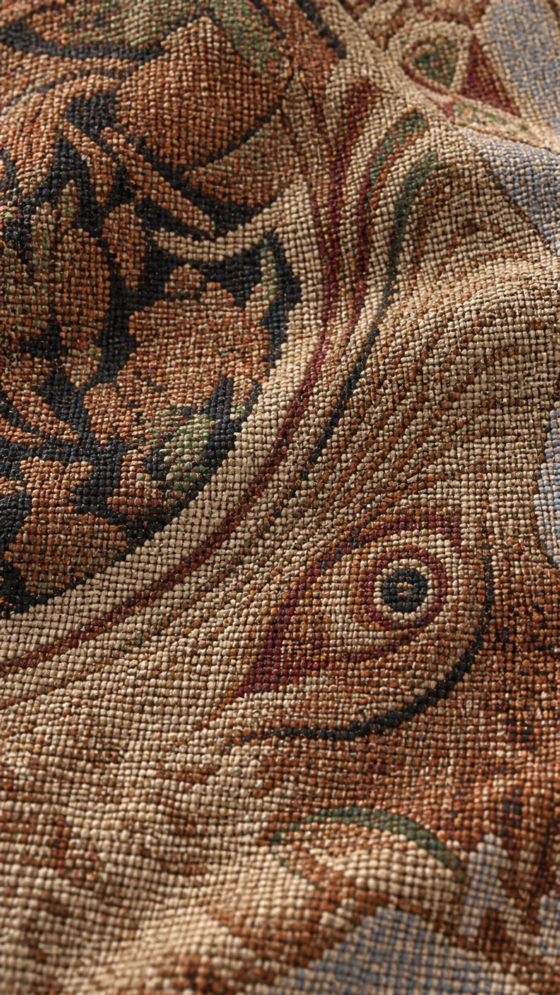 K&ouml;nnte beinhalten: Ein gewebter Stoff mit einem dichten, komplizierten Muster in Braun-, Beige-, Schwarz- und ged&auml;mpften Blaut&ouml;nen. Das Material weist ein strukturiertes, ineinandergreifendes Gewebe mit sichtbaren F&auml;den auf, die organische Formen bilden.