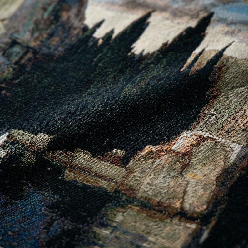 Puede incluir: Un tejido de tapiz con una escena de paisaje detallada en tonos verde oscuro, negro y marr&oacute;n tierra. La textura muestra un intrincado trabajo de hilos que representa &aacute;rboles altos y puntiagudos y estructuras de piedra.
