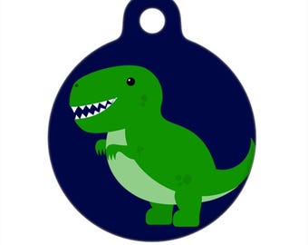 Può includere: Un dinosauro verde con denti bianchi su un cerchio blu scuro. Il dinosauro è rivolto verso il lato destro dell'immagine.