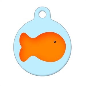 Op de afbeelding: Een ronde, lichtblauwe huisdiertag met een illustratie van een oranje goudvis.