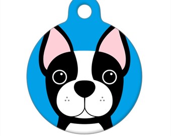 Peut inclure: Une médaille de chien ronde bleue avec un visage de bouledogue français en dessin animé. Le chien a un pelage noir et blanc avec des oreilles roses.