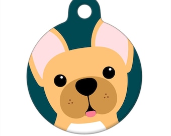 Puede incluir: Una etiqueta redonda de perro azul verdosa con una imagen de dibujos animados de un bulldog francés marrón claro con orejas rosas y una lengua blanca que sobresale.