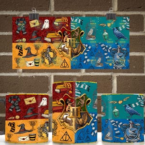 Puede incluir: Tazas e impresiones con un collage de diseños temáticos de Harry Potter. Las tazas tienen asas y bordes negros, con gráficos coloridos de las casas de Hogwarts, bufandas, búhos y otras imágenes icónicas. Las impresiones también presentan diseños similares.