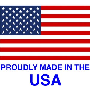 Puede incluir: Una bandera estadounidense roja, blanca y azul con 50 estrellas blancas sobre un campo azul. La bandera se muestra con el texto "PROUDLY MADE IN THE USA" en letras azules debajo.